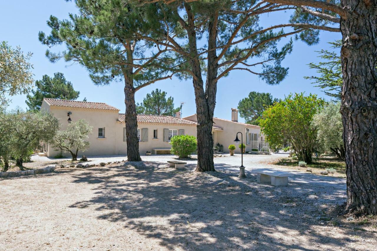 La Meridienne Mouries Bagian luar foto